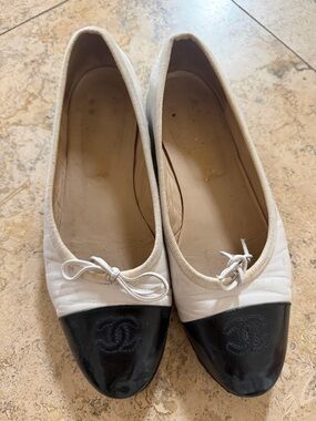 Chanel authentic 💯 Women's Two-Tone Leather Ballet Flats - White and Black